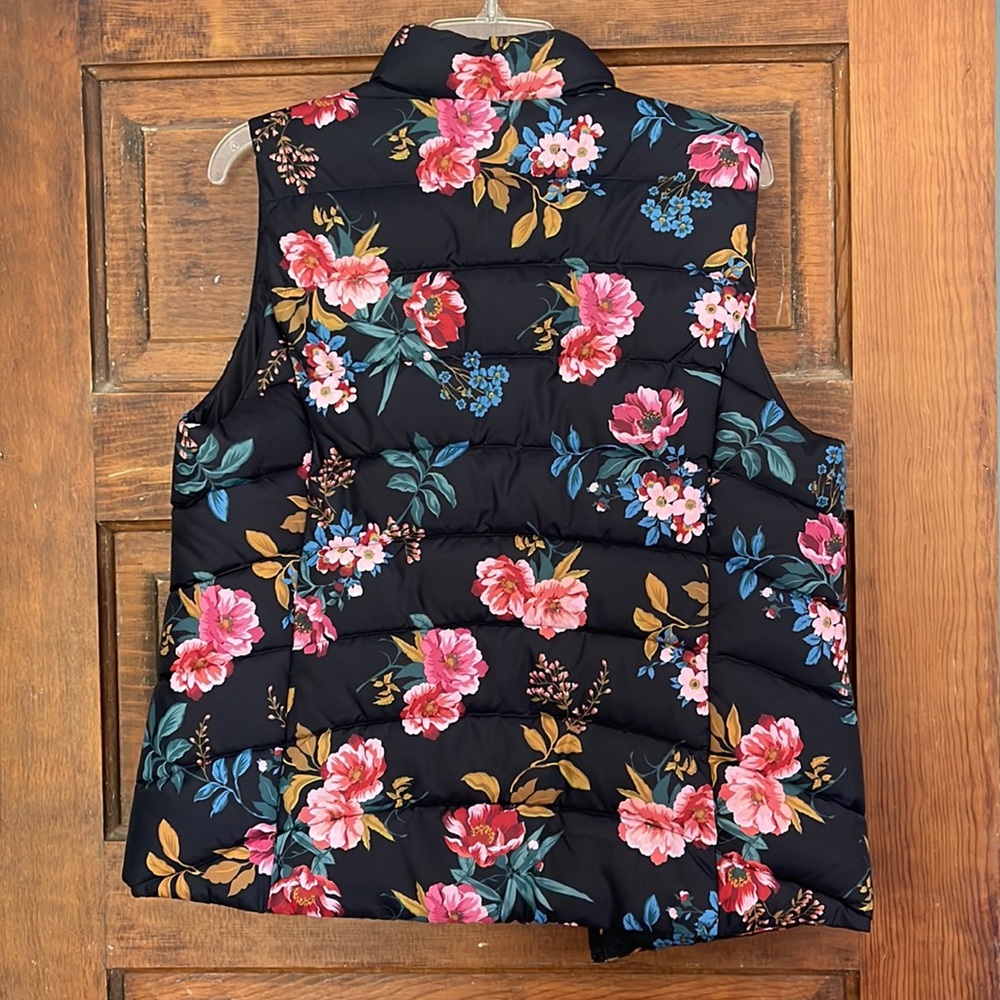 Loft puffy vest black floral size medium - Picture 4 of 4